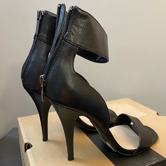 Brand new Black zip heels. Size 8 from Le Chateau - Picture 2 of 5